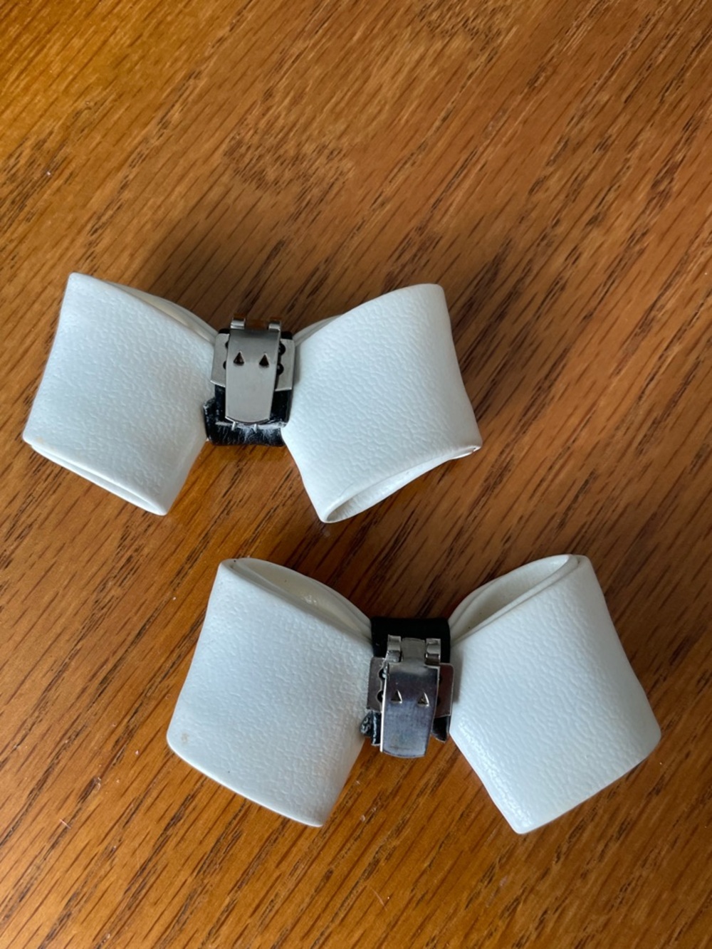 White Faux Leather Bow Heel clips with Black Center - Picture 2 of 3